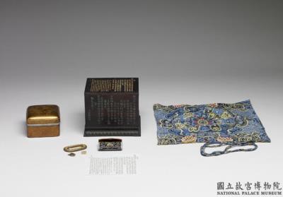 图片[4]-Embroidered floral flint bag (with flint, striker, lacquer case, brocade, a note by Gaozong in Manchu and Chinese, sandalwood box), Empress Xiaoxian (1712-1748), Qing dynasty-China Archive